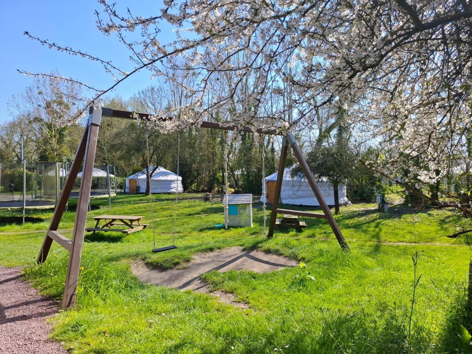 Le Village Insolite Yourte Et Roulotte Saint-Benoit-des-Ondes Εξωτερικό φωτογραφία